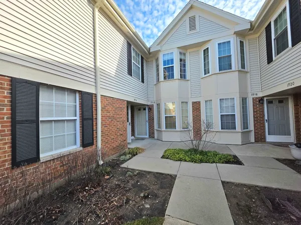 $300,000 | 1914 Quaker Hollow Lane, Streamwood, IL 60107