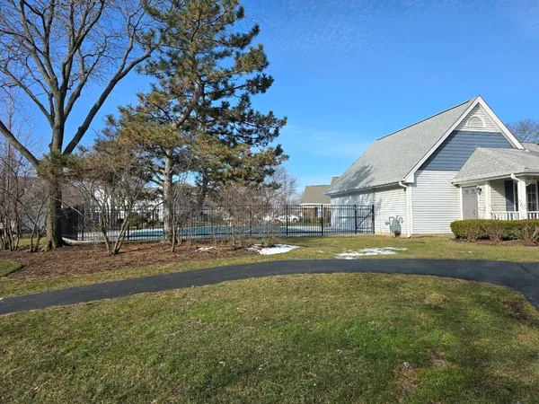 $300,000 | 1914 Quaker Hollow Lane, Streamwood, IL 60107