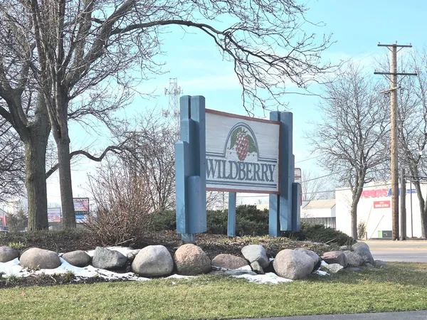 $300,000 | 1914 Quaker Hollow Lane, Streamwood, IL 60107