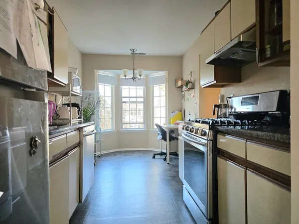 $300,000 | 1914 Quaker Hollow Lane, Streamwood, IL 60107