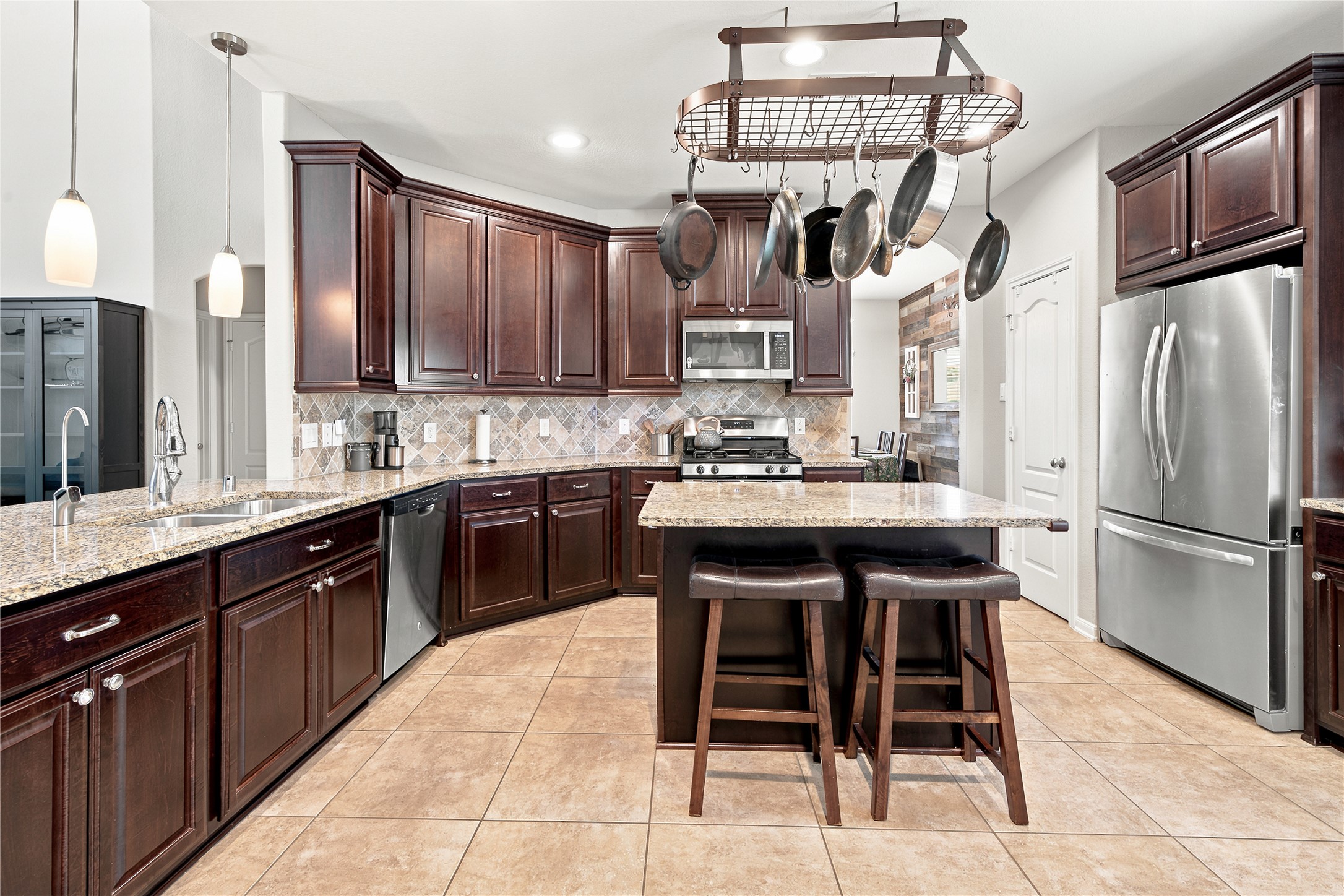 234 Dale Ridge Lane Dickinson, TX 77539 - Photo 2 of 31 Large kitchen, with center island, open to the family room.