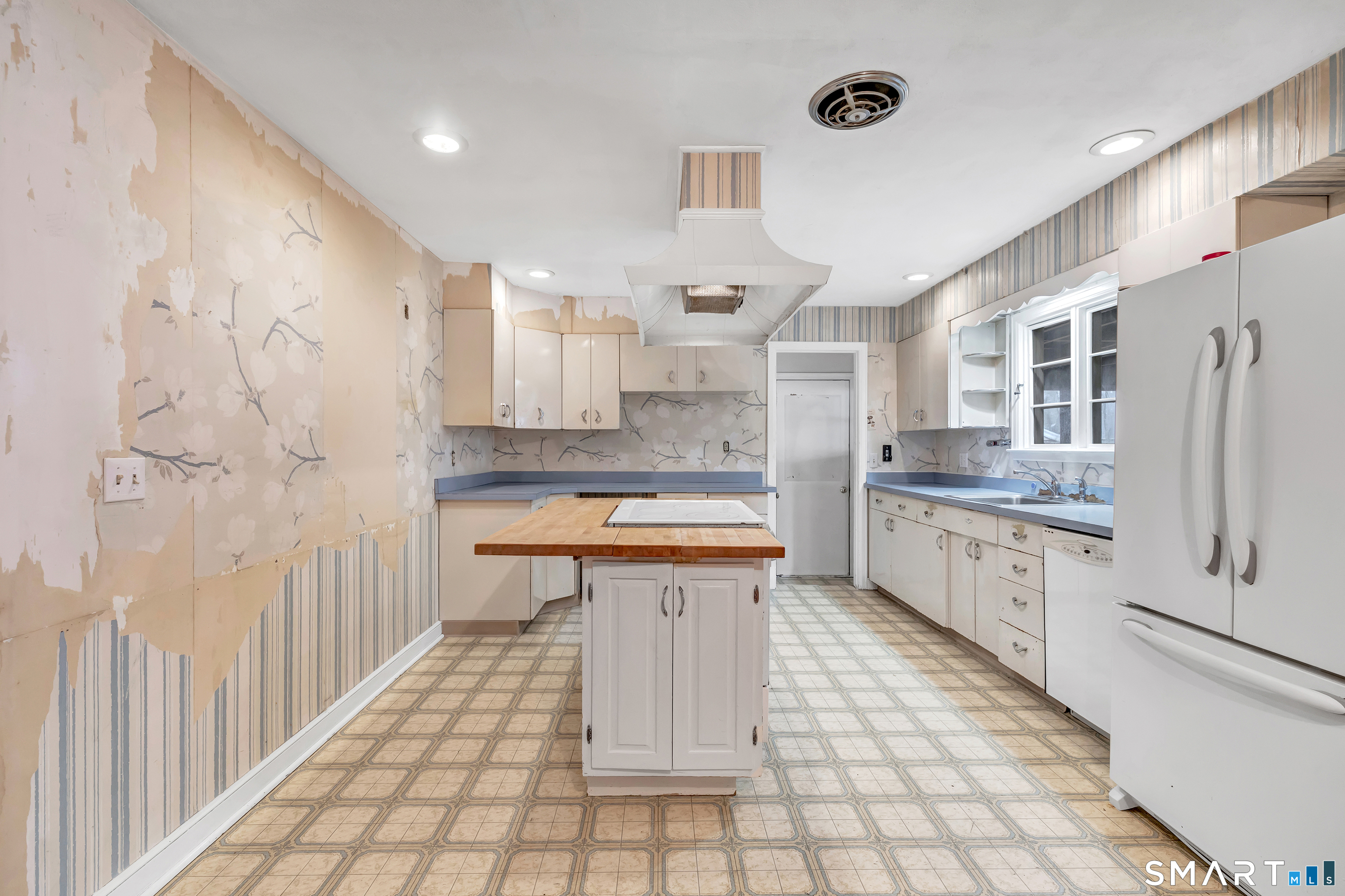 13 Calhoun Avenue Trumbull, CT 06611 - Photo 8 of 32