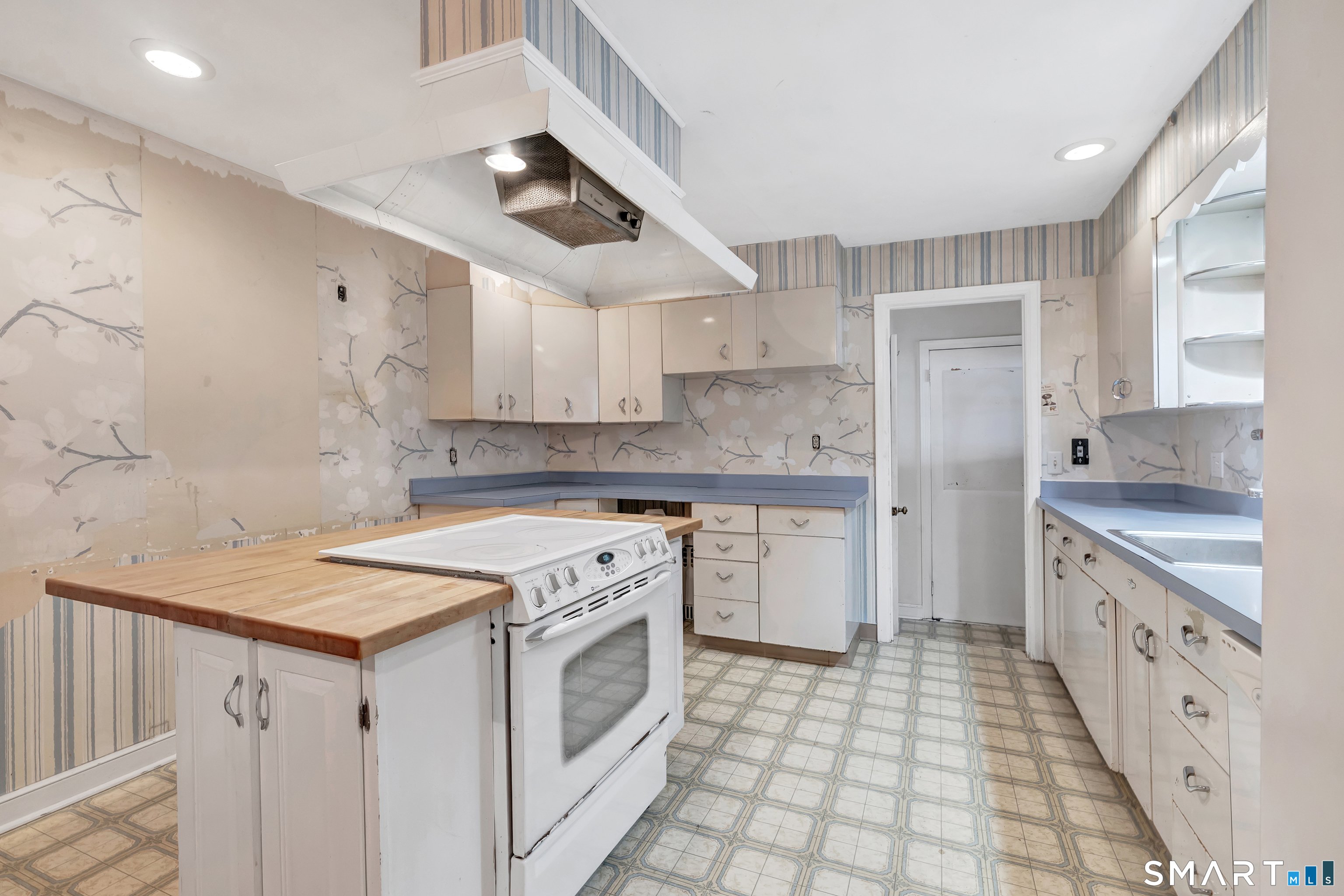 13 Calhoun Avenue Trumbull, CT 06611 - Photo 10 of 32