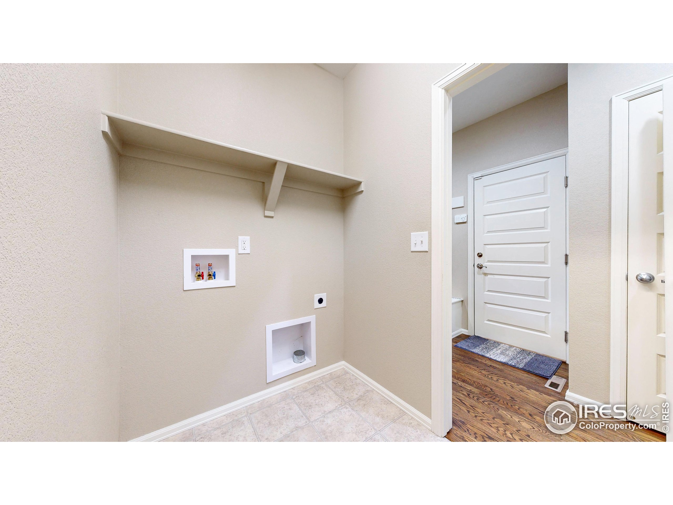 5543 Calgary Street Timnath, CO 80547 - Photo 10 of 38 a bathroom with a sink and a mirror