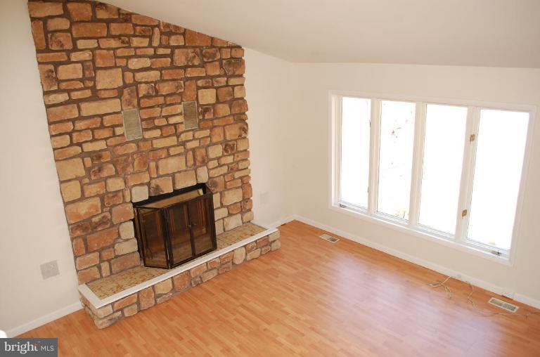 175 Southdown Road Edgewater, MD 21037 - Photo 12 of 30 Living Room