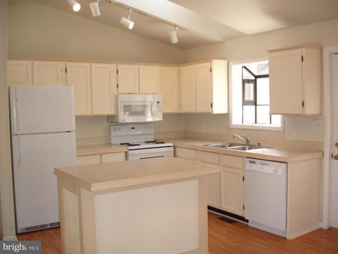 175 Southdown Road Edgewater, MD 21037 - Photo 21 of 30 Kitchen/Family Room