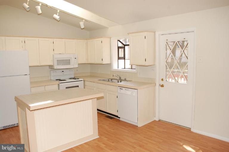 175 Southdown Road Edgewater, MD 21037 - Photo 6 of 30 Kitchen