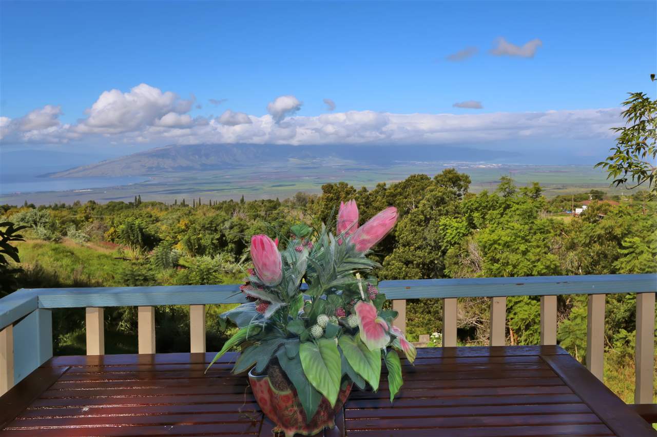 5231 Lower Kula Road Kula, HI 96790 - Photo 19 of 29 a balcony with wooden floor and a fire pit