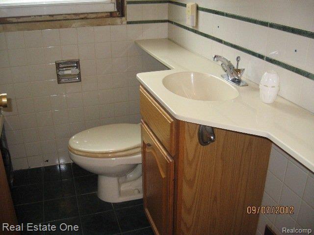 11315 Stark Road Livonia, MI 48150 - Photo 5 of 7 Bath.JPG