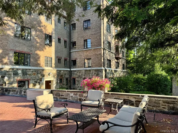 $598,000 | 915 Wynnewood Road, Unit G2, Pelham, NY 10803
