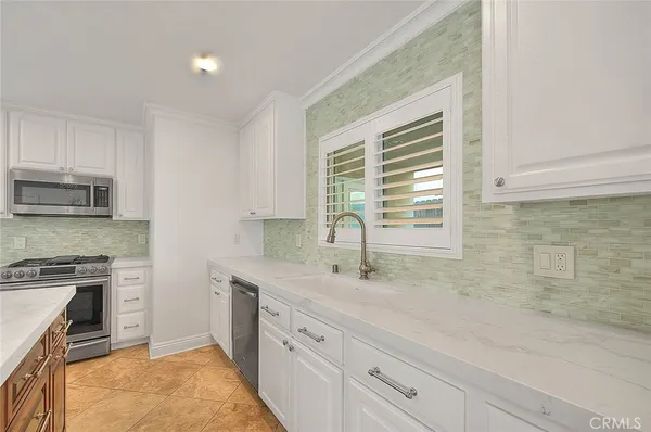 $1,990,000 | 75 Claremont Avenue, Long Beach, CA 90803