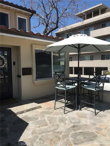 a view of a dinning tables and chairs in a patio