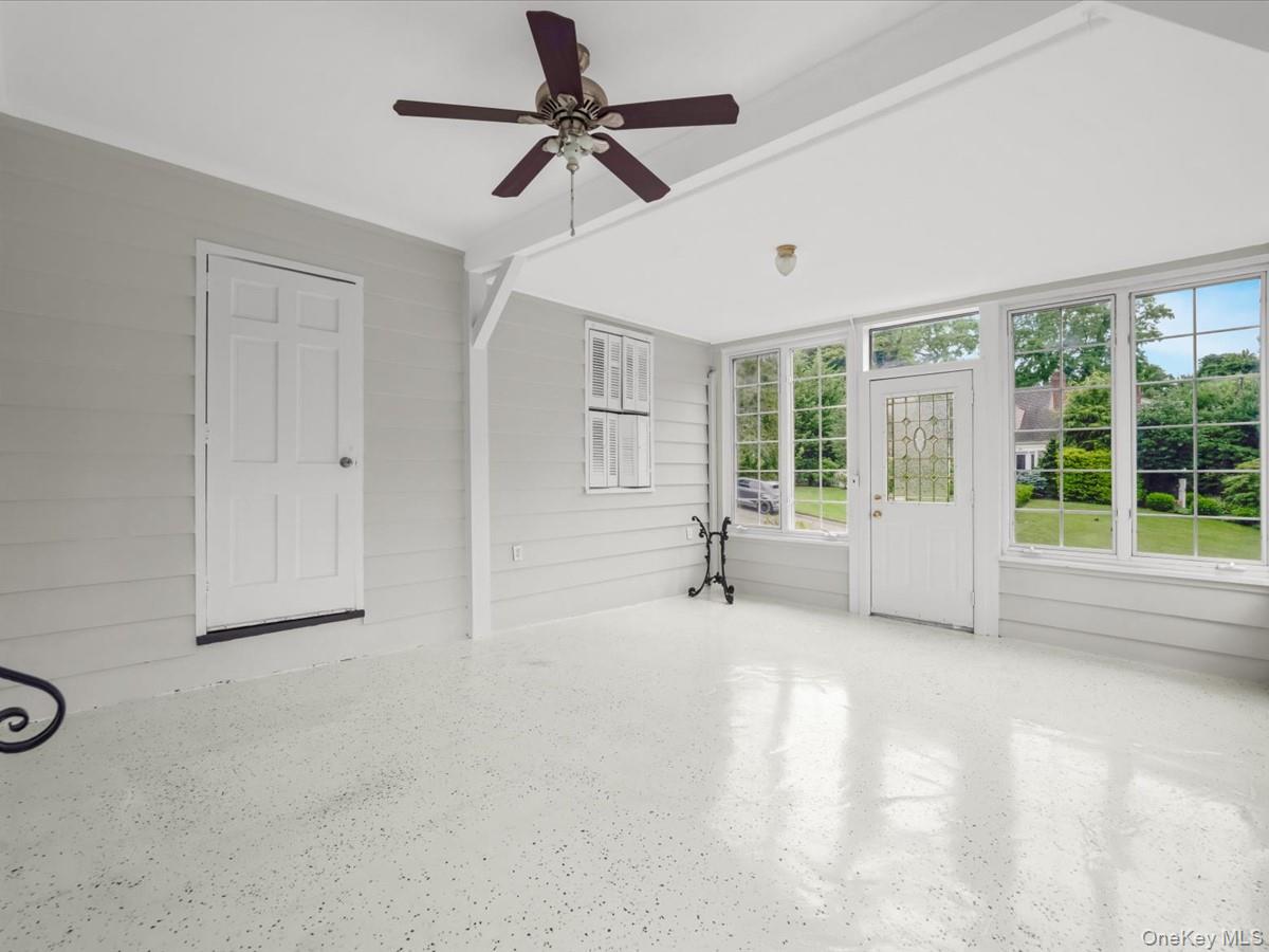 17 Pinewood Road Manhasset, NY 11030 - Photo 18 of 45