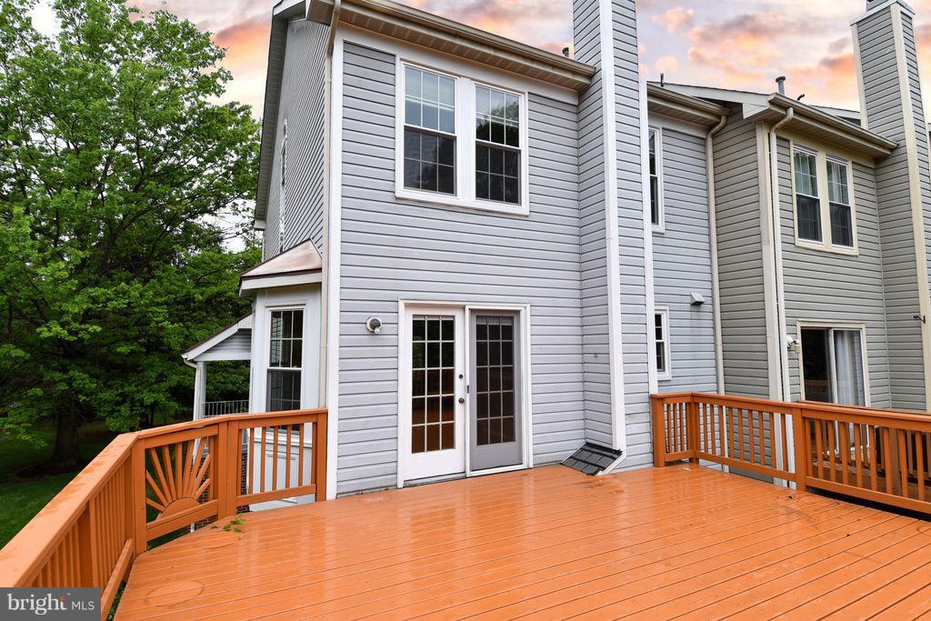 15 Beacon Hill Way Gaithersburg, MD 20878 - Photo 14 of 16 a porch with a table and chairs
