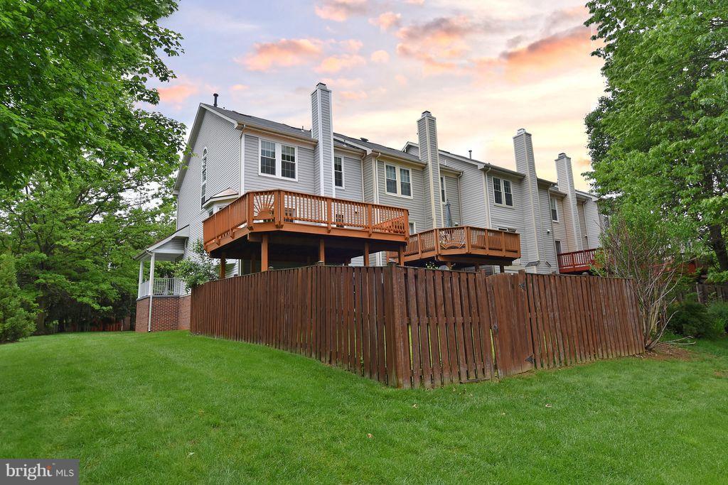 15 Beacon Hill Way Gaithersburg, MD 20878 - Photo 15 of 16 a front view of a house with garden