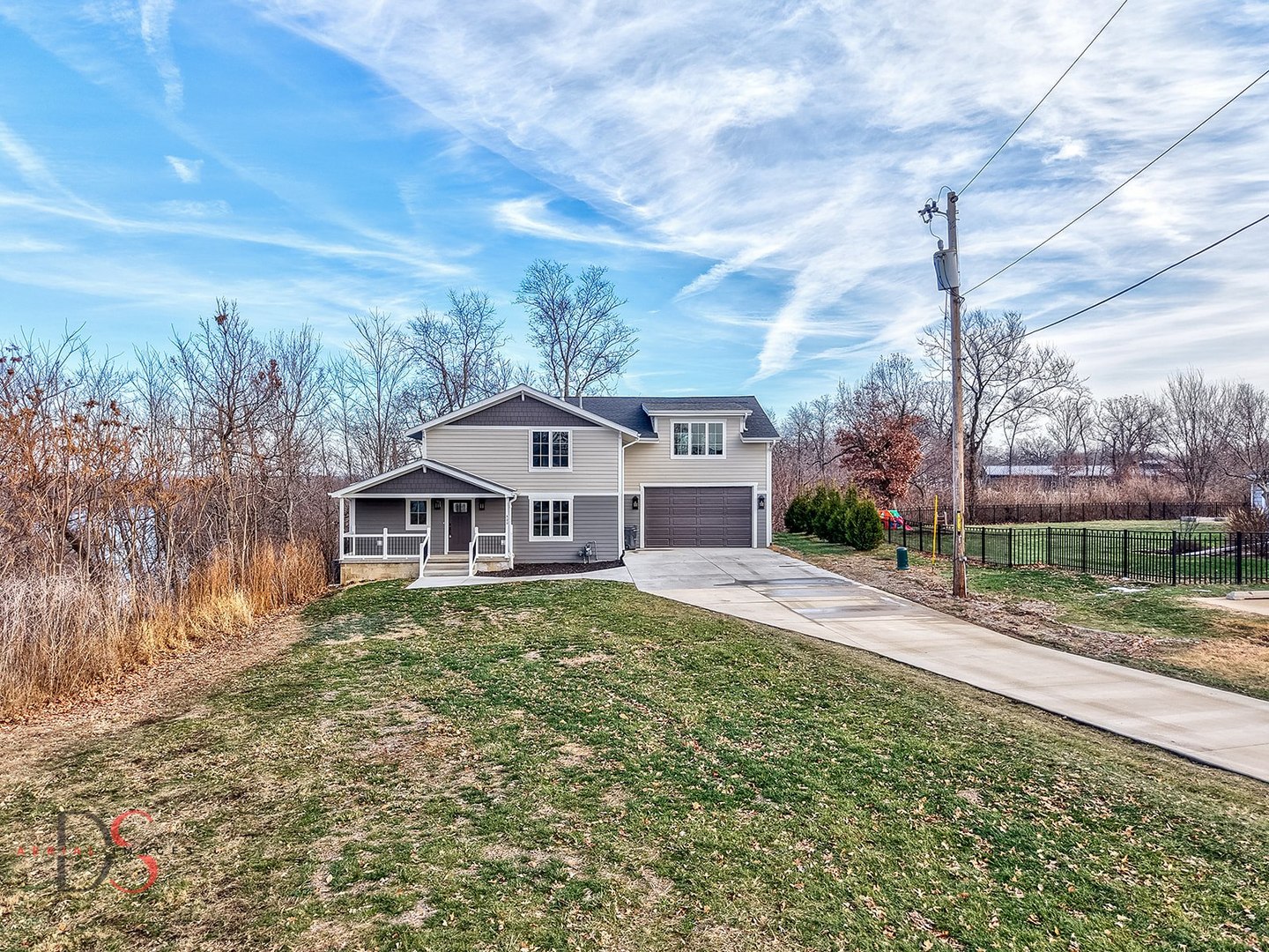 400 Park Avenue Ottawa, IL 61350 - Photo 1 of 31 a front view of a house with garden
