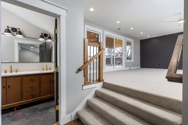 a en suite bathroom with a toilet sink and mirror