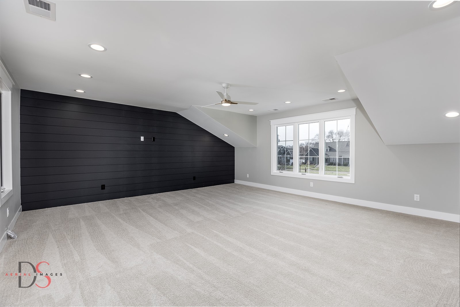 400 Park Avenue Ottawa, IL 61350 - Photo 22 of 31 a view of an empty room with a window