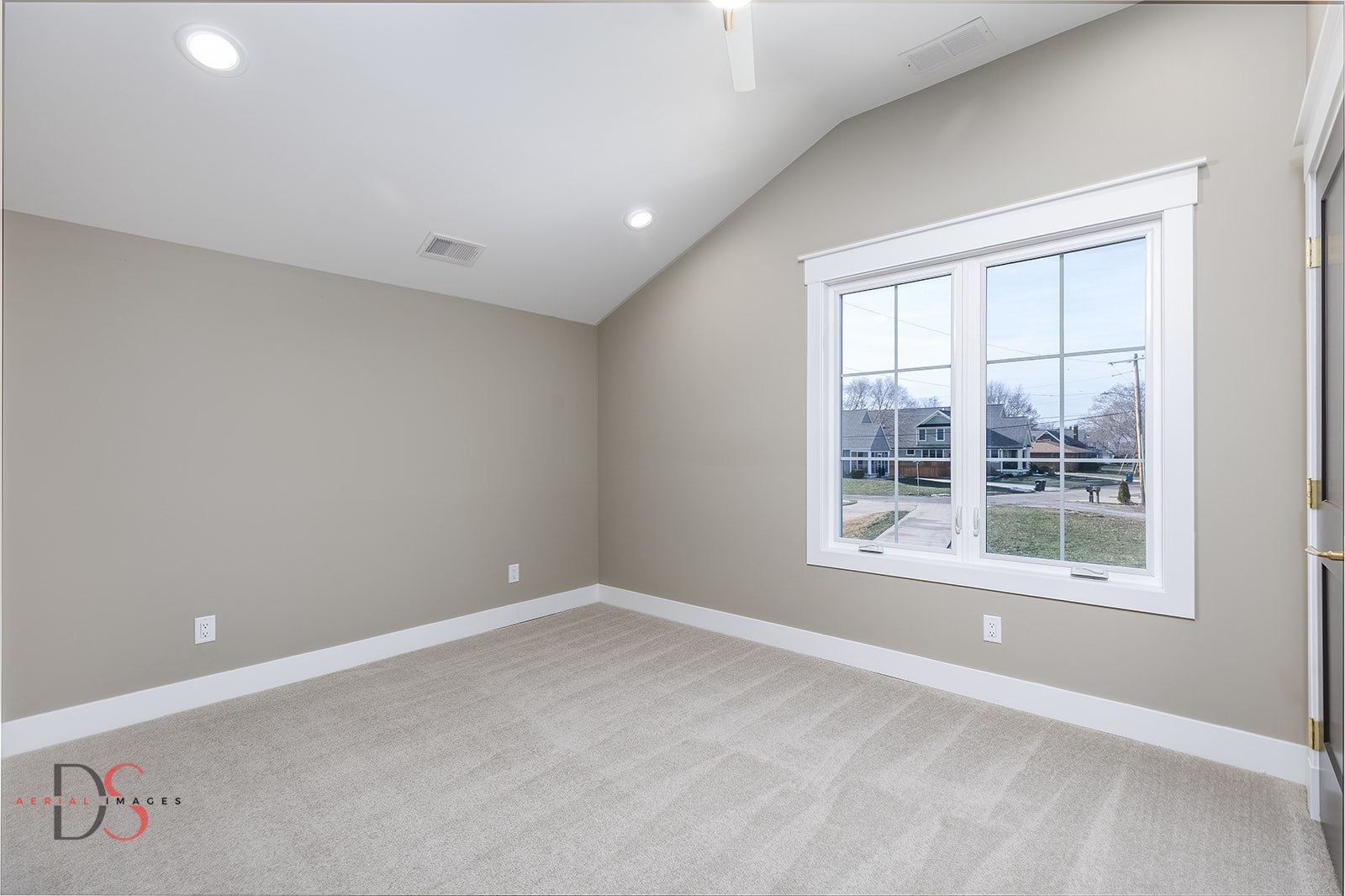 400 Park Avenue Ottawa, IL 61350 - Photo 26 of 31 an empty room with a window