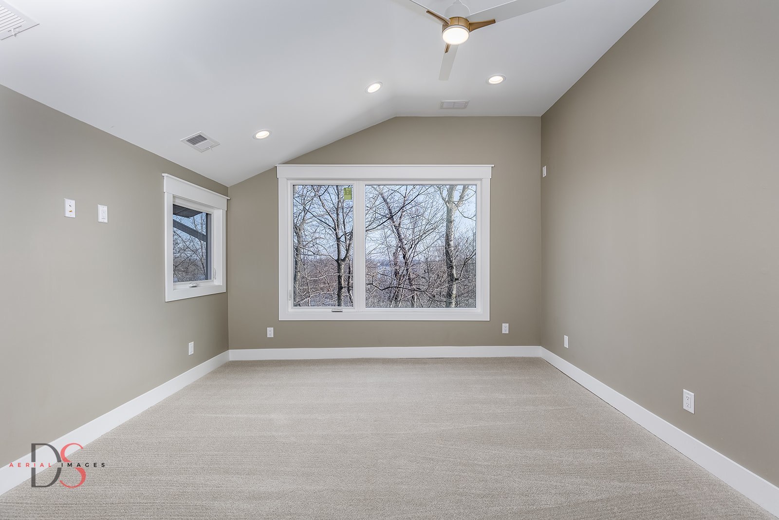 400 Park Avenue Ottawa, IL 61350 - Photo 28 of 31 a view of an empty room with a window