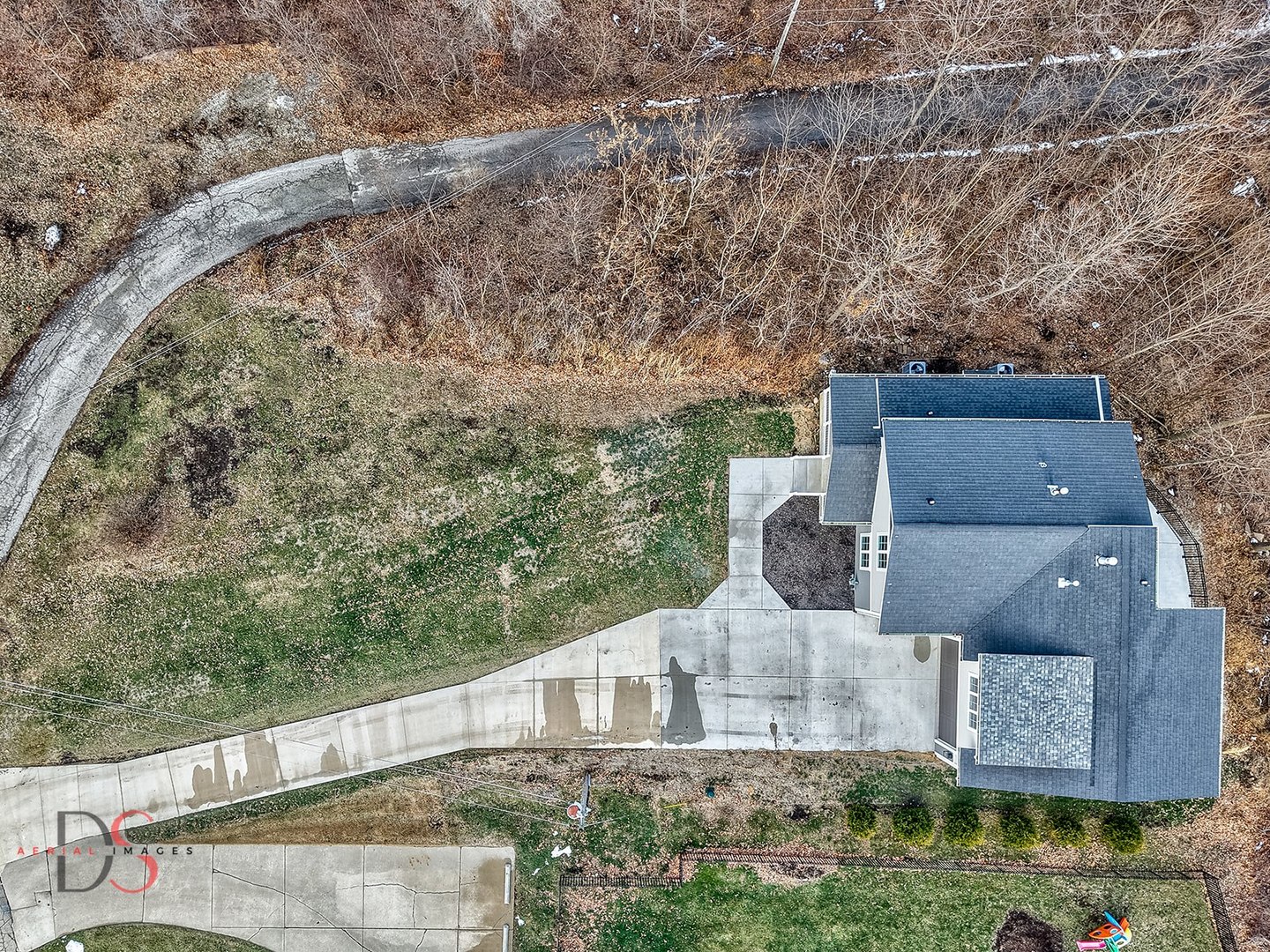 400 Park Avenue Ottawa, IL 61350 - Photo 3 of 31 a front view of a house with a yard