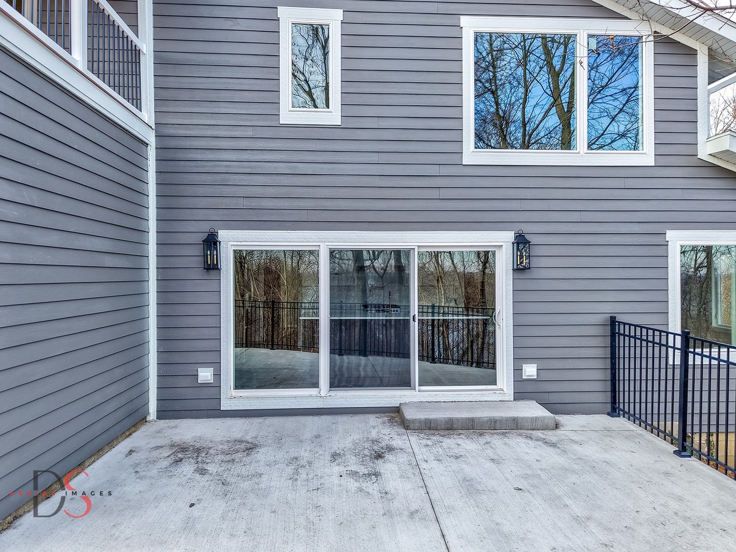 400 Park Avenue Ottawa, IL 61350 - Photo 8 of 31 a front view of a house with a window and garden
