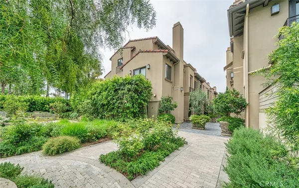 a view of a pathway in outside of the house