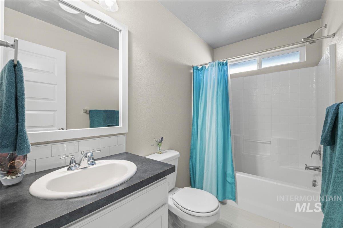 1138 East Shady Ridge Drive Kuna, ID 83634 - Photo 16 of 31 Guest bath situated at the front of the home between the two bedrooms