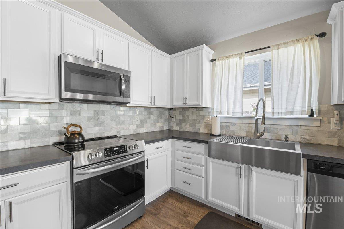 1138 East Shady Ridge Drive Kuna, ID 83634 - Photo 8 of 31 Modern kitchen