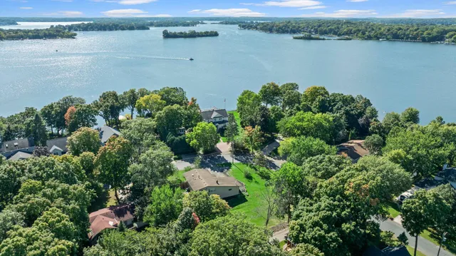 $975,000 | 2800-xx Casco Point Road, Wayzata, MN 55391