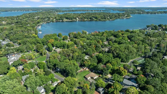 $975,000 | 2800-xx Casco Point Road, Wayzata, MN 55391