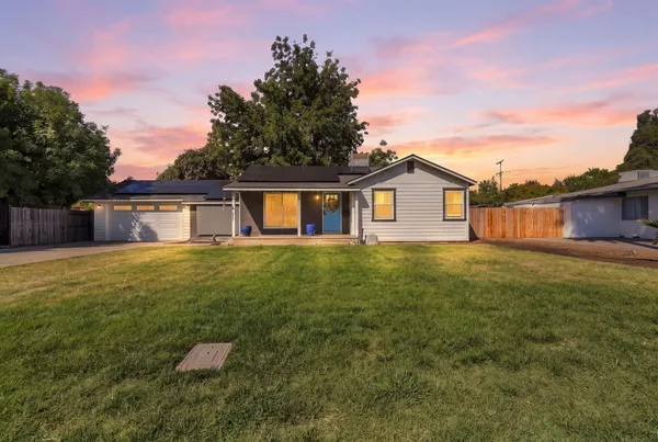$399,900 | 805 South Verde Vista Street, Visalia, CA 93277