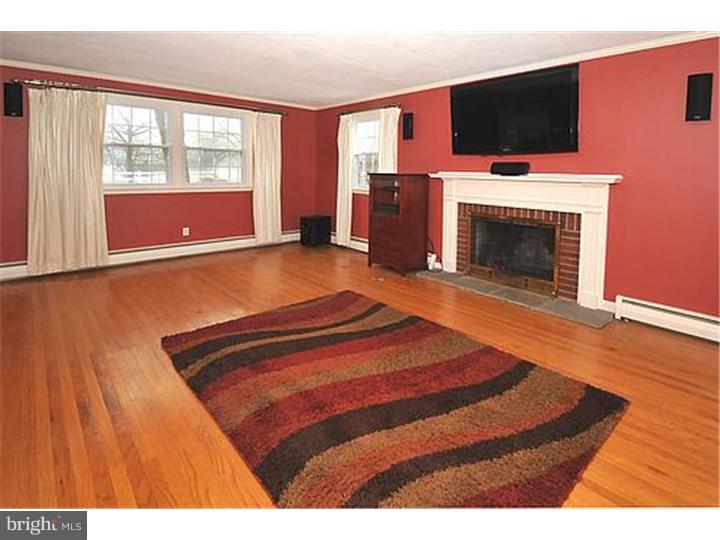 901 Davis Road Ambler, PA 19002 - Photo 5 of 22 Living Room