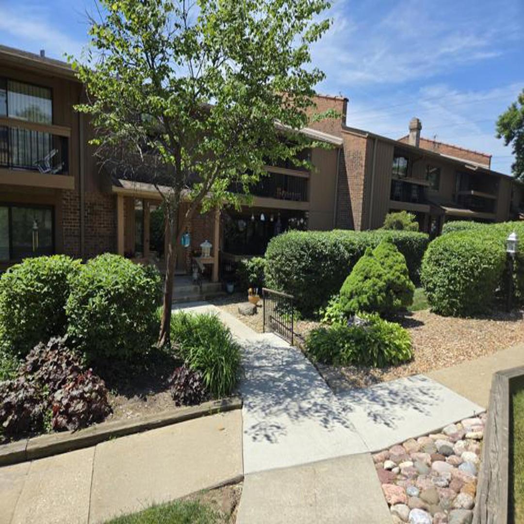8090 Garfield Avenue, Unit 31 Burr Ridge, IL 60527 - Photo 3 of 13