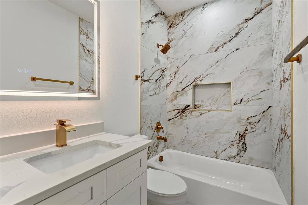 7207 Mohawk Drive, Unit B 3 Dallas, TX 75235 - Photo 17 of 19 a bathroom with a sink a toilet and a bathtub