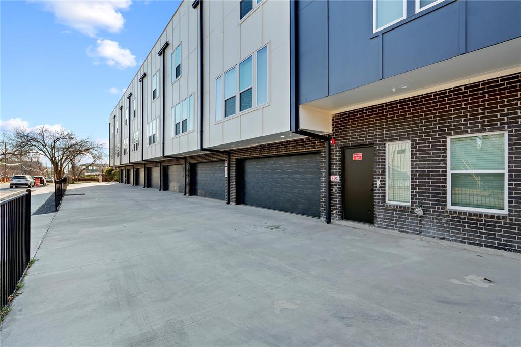 7207 Mohawk Drive, Unit B 3 Dallas, TX 75235 - Photo 2 of 19 a view of an house with balcony