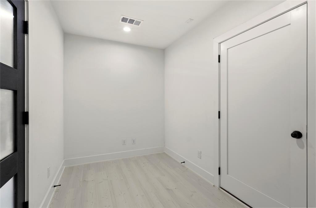 7207 Mohawk Drive, Unit B 3 Dallas, TX 75235 - Photo 4 of 19 a view of room