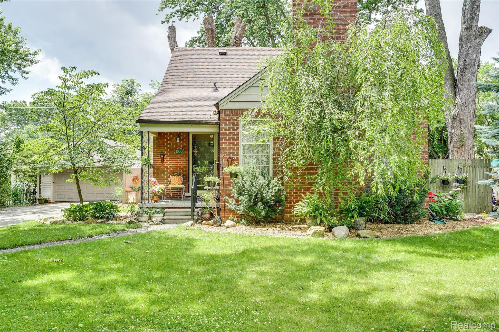 1833 Hawthorne Road Grosse Pointe, MI 48236 - Photo 4 of 24 GP-4.jpg