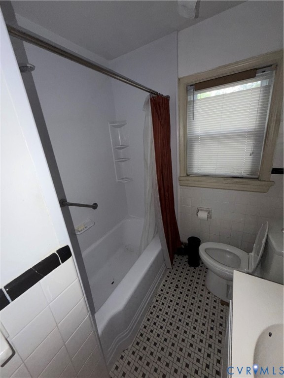 3605 Dill Road Richmond, VA 23222 - Photo 4 of 11 Bathroom featuring a white tub, patterned floor ti