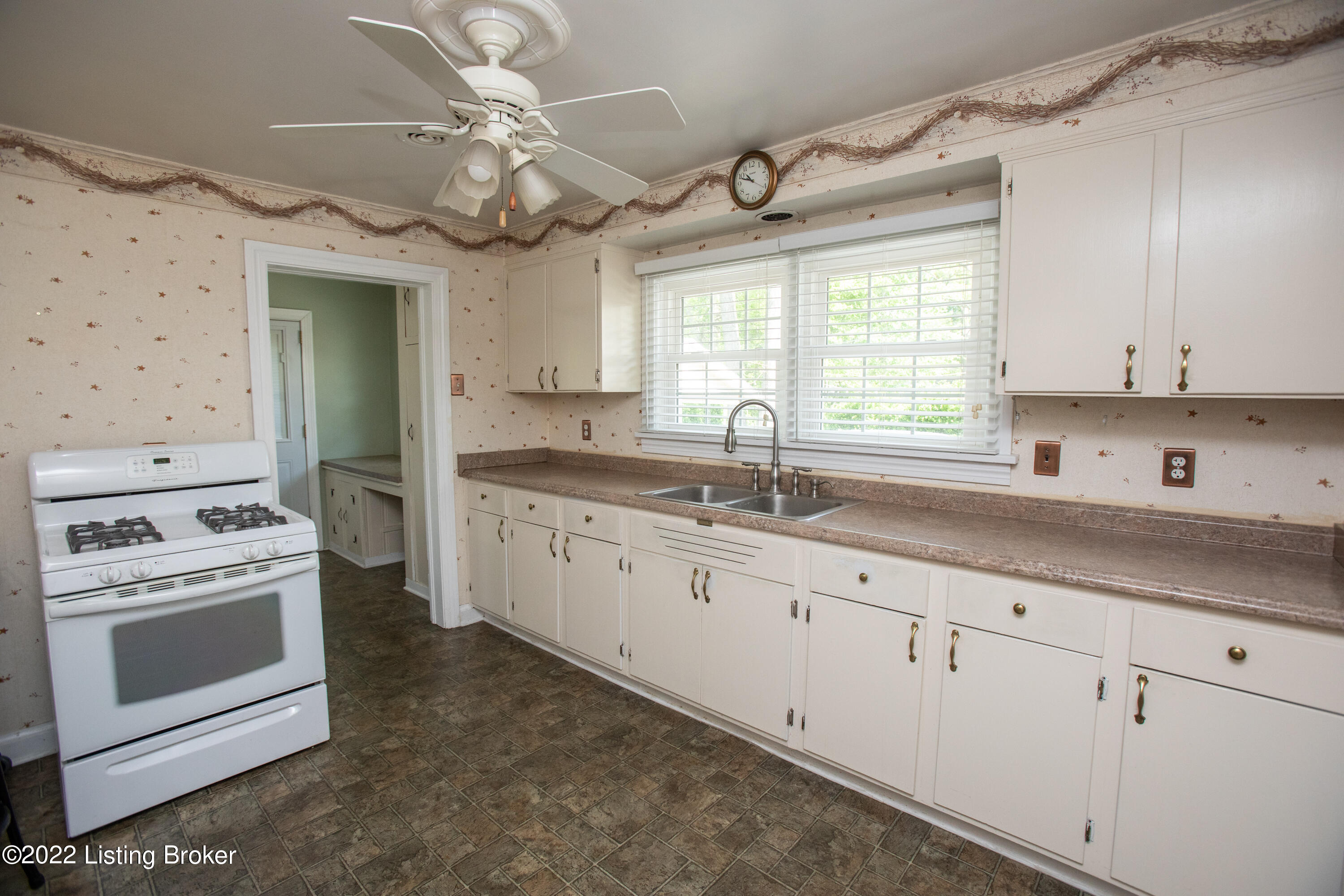 8114 Kerry Road Louisville, KY 40258 - Photo 5 of 25 KerryRd-186