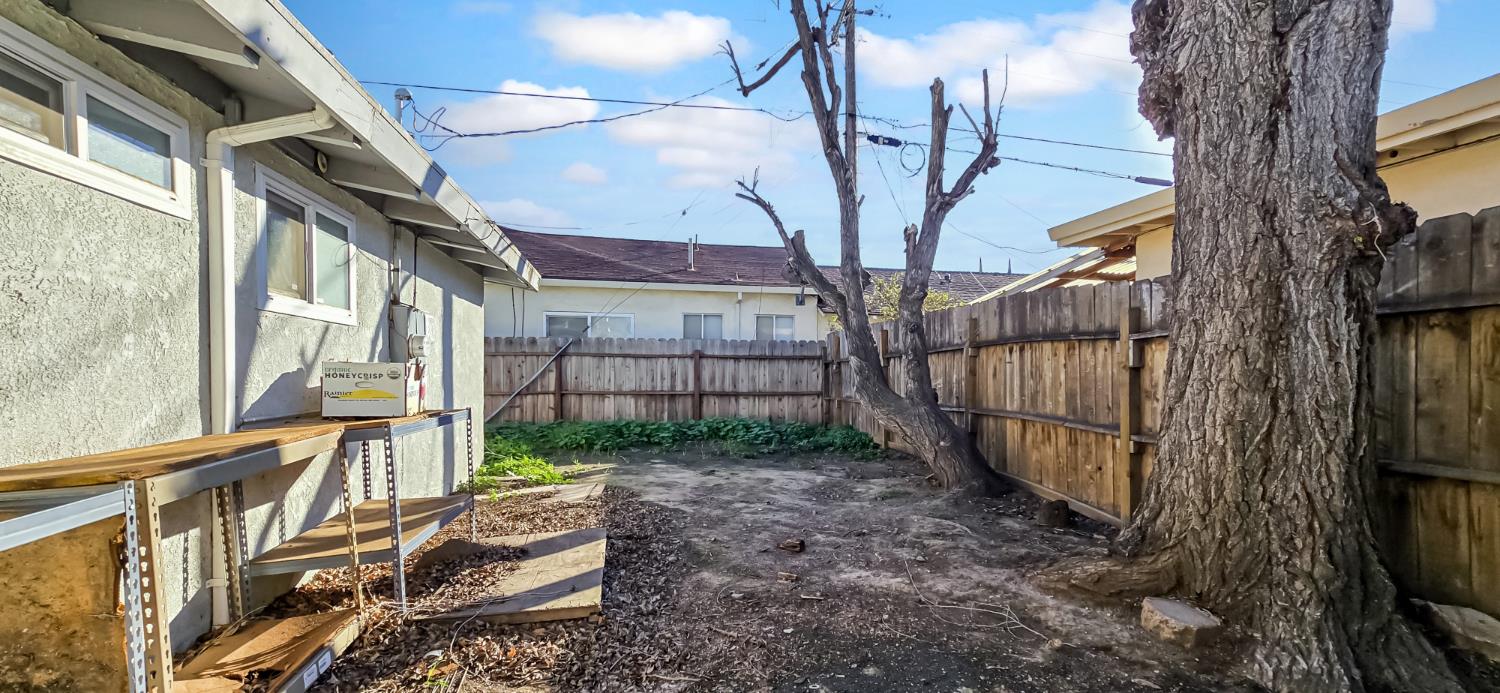 206 West 20th Street Tracy, CA 95376 - Photo 18 of 20 a backyard of a house with lots of green space