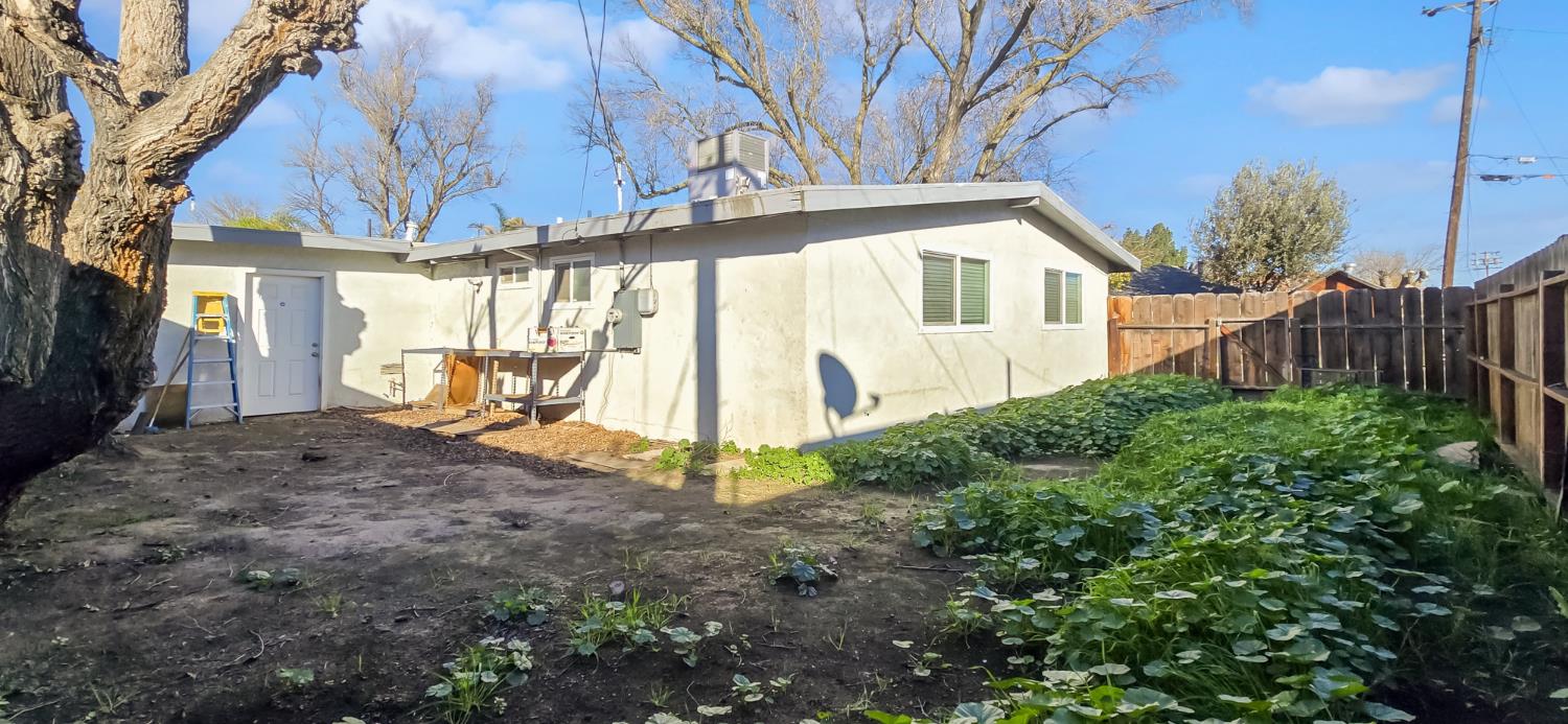 206 West 20th Street Tracy, CA 95376 - Photo 20 of 20 a view of a house with a yard