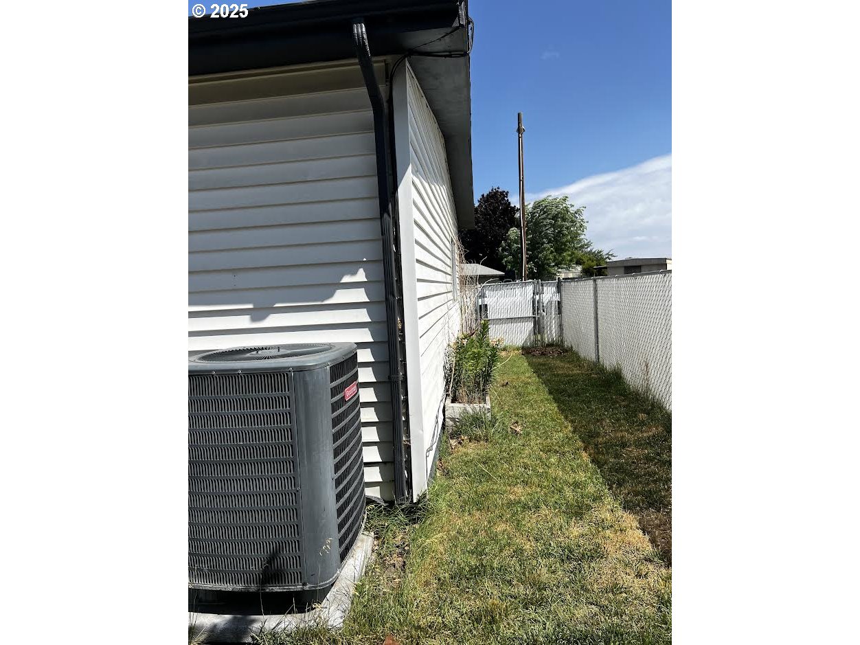 1255 Southwest Sandy Drive Hermiston, OR 97838 - Photo 16 of 16 a backyard of a house