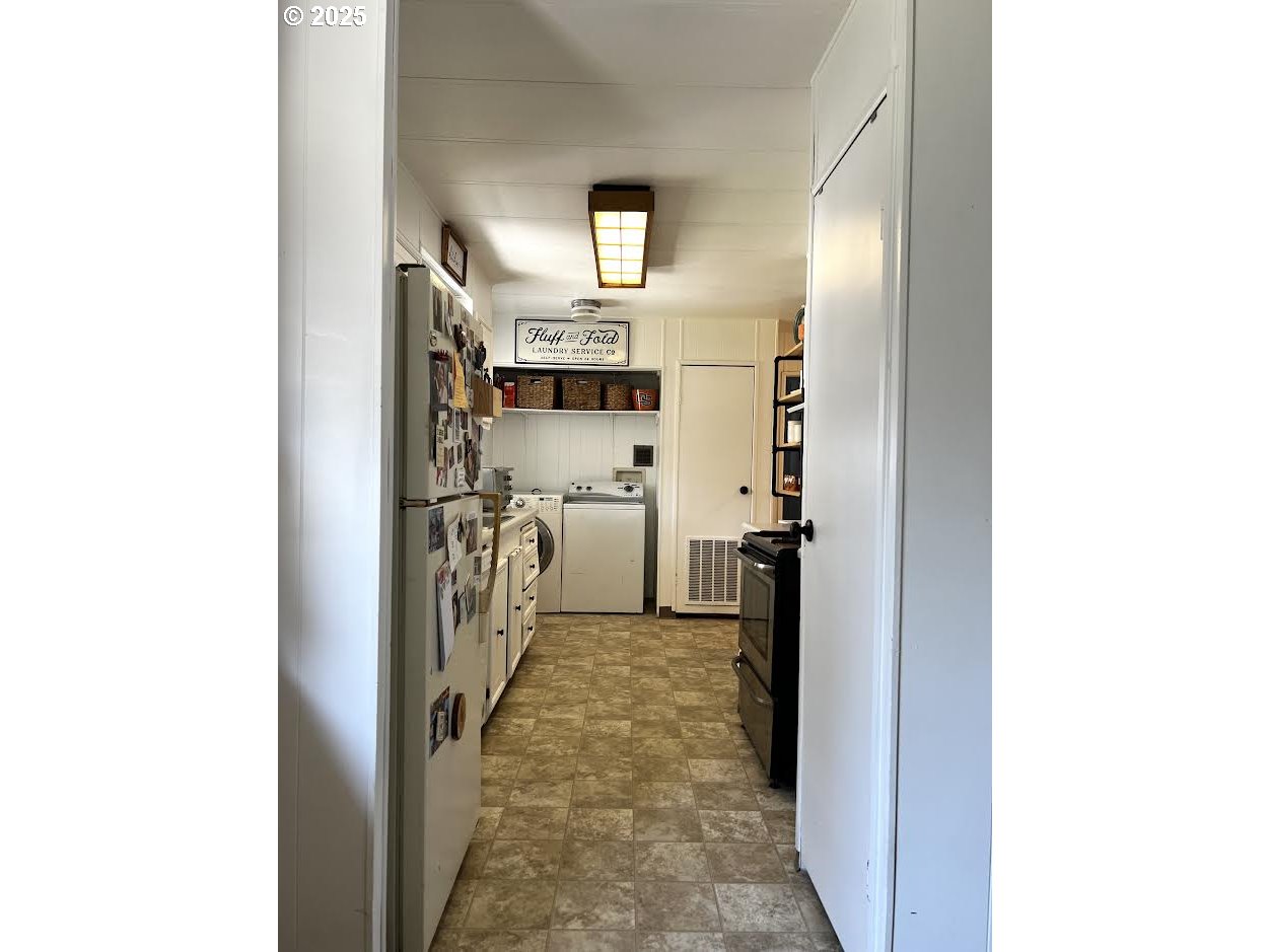 1255 Southwest Sandy Drive Hermiston, OR 97838 - Photo 5 of 16 a view of a hallway with a white walls