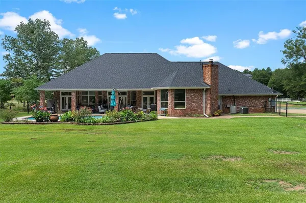 a view of a car garage of the house
