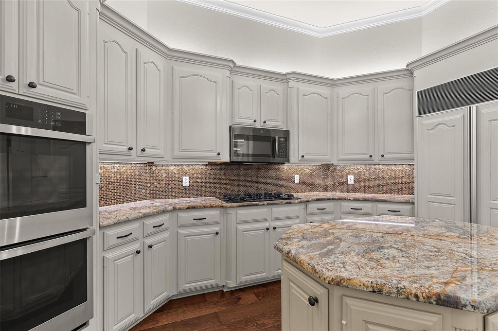 2584 Butler Hill Road Benton, LA 71006 - Photo 7 of 33 a kitchen with stainless steel appliances granite countertop a stove a refrigerator and a microwave
