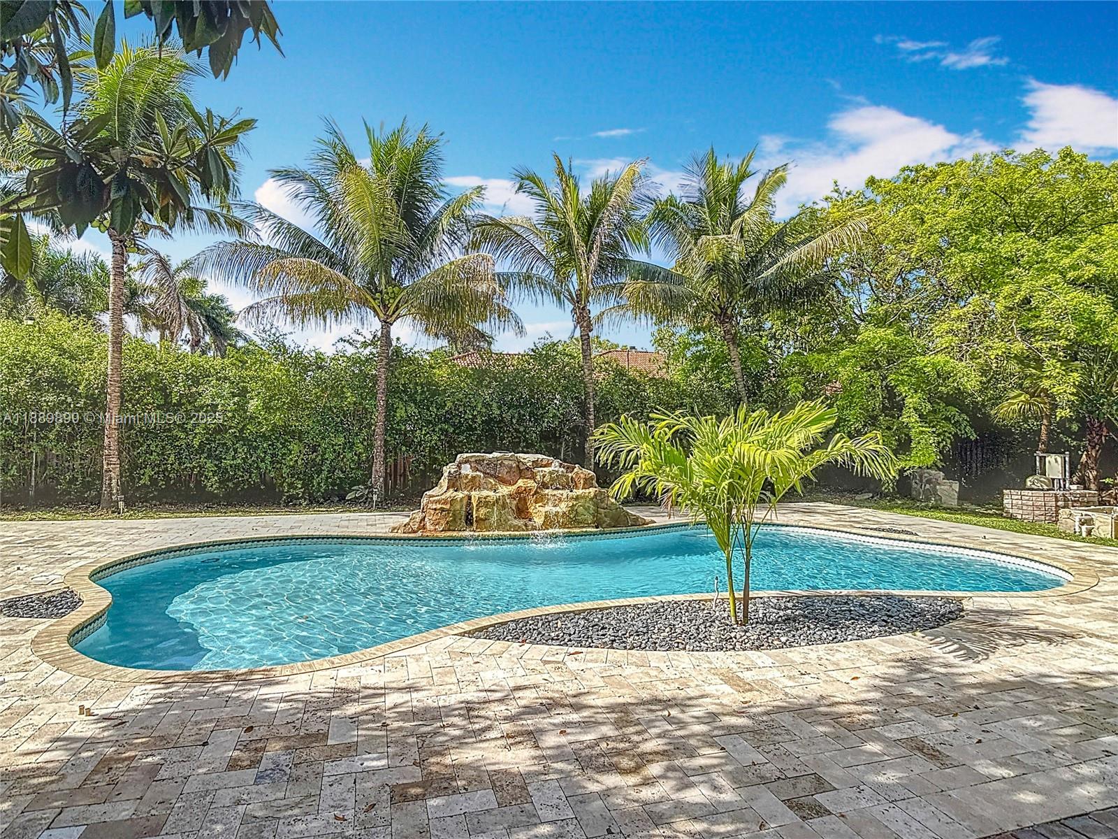 a view of a backyard