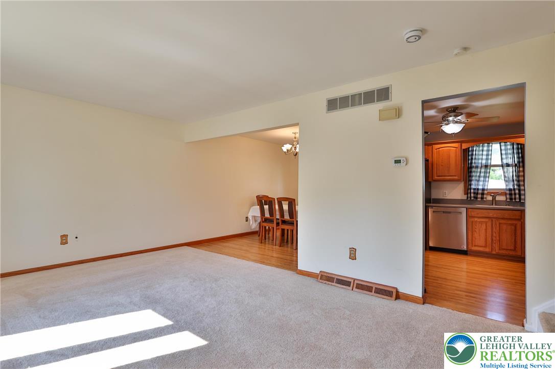 2927 Santee Road Bethlehem, PA 18020 - Photo 3 of 37 Gallery Image 3