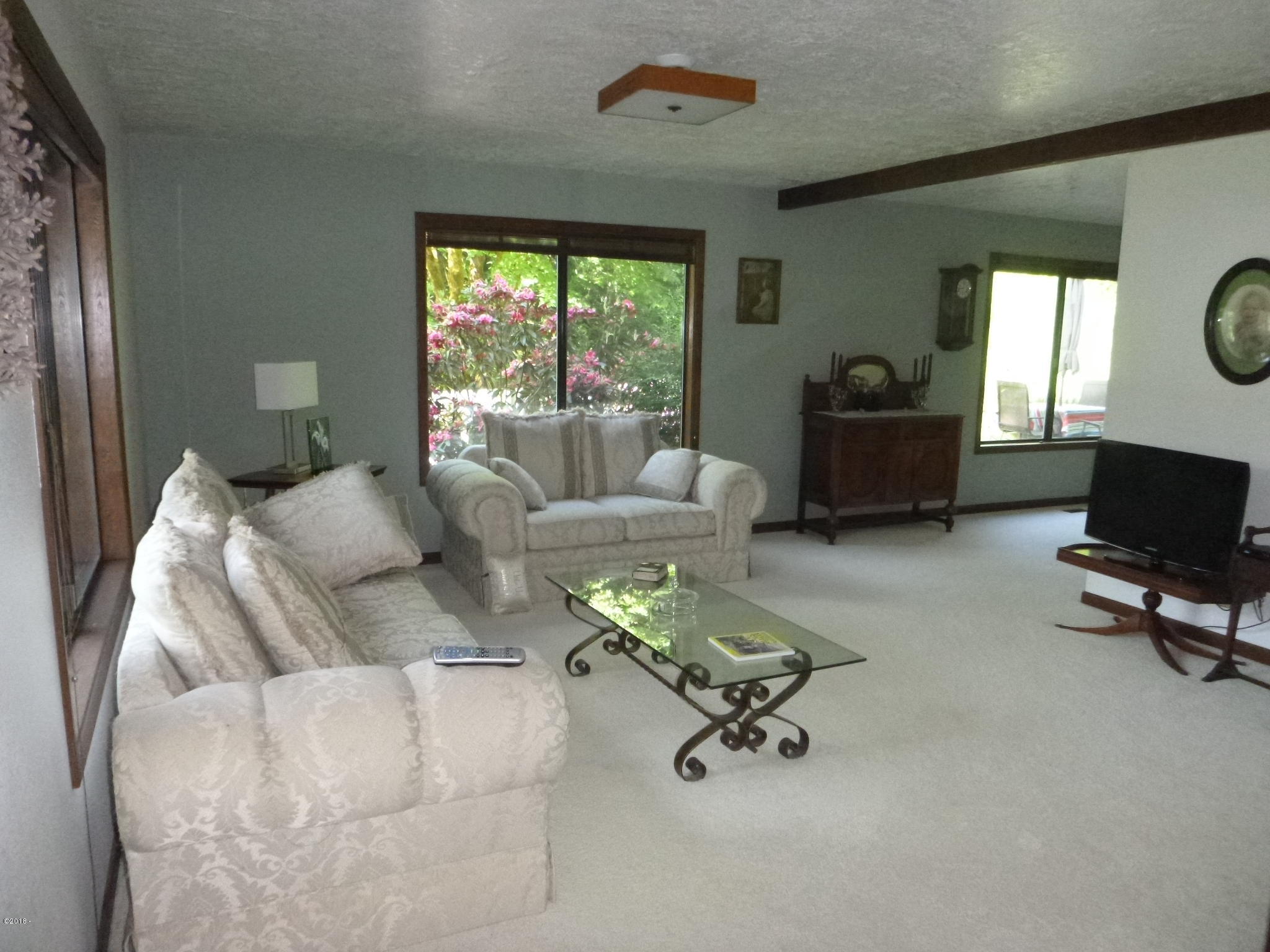 3023 Yasek Loop Toledo, OR 97391 - Photo 7 of 20 Living room