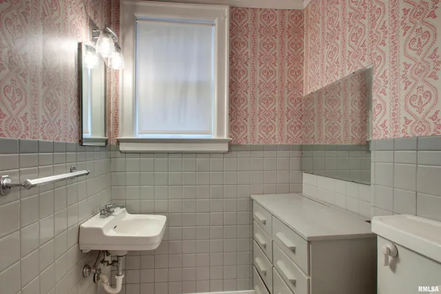 $239,000 | 2808 Maine Street, Quincy, IL 62301